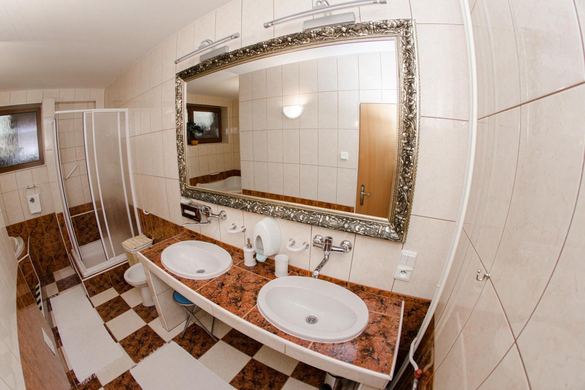 Hotel Sachticka Banská Bystrica Esterno foto